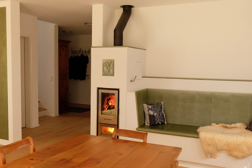 Der wasserführende Kaminofen sorgt als Holzheizung im Wohnbereich nicht nur für ein angenehmes Ambiente, sondern heizt auch den Speicher auf.