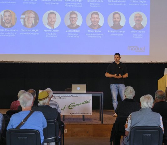 Ein Mann hält Präsentation vor Publikum