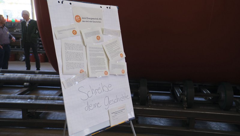 Flipchart mit Geschichten auf Papier geschrieben