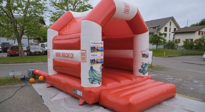 Eine Kinderhüpfburg vor einem Parkplatz