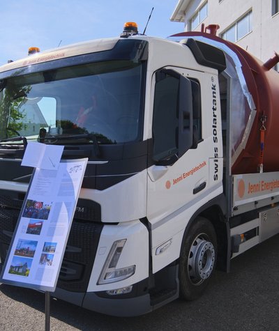 Lastwagen mit Energiespeicher vor Gebäude