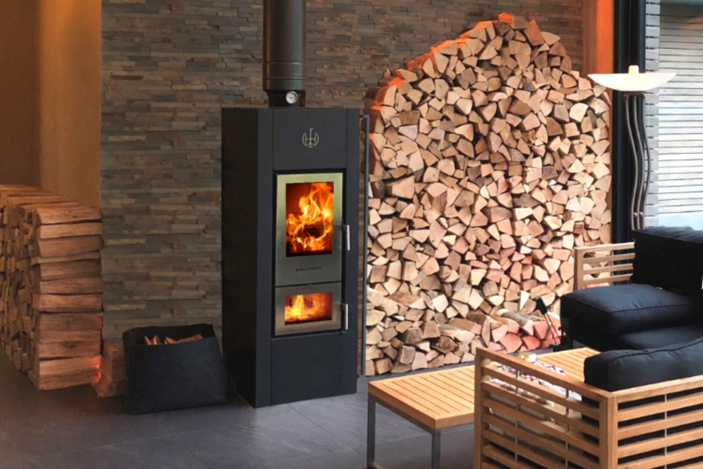 Wohnzimmer mit viel Holz und einem schwarzen Kaminofen