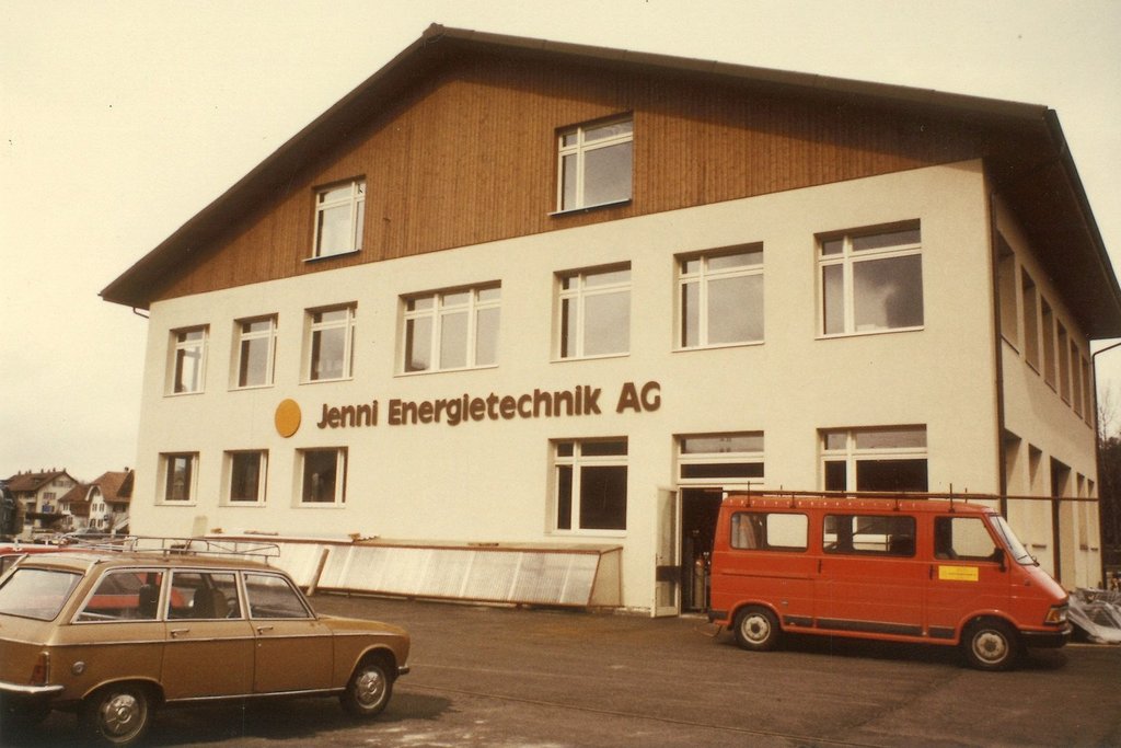 Altes Gebäude - erste eigene Werkstatt mit zwei Autos davor