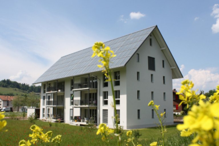 Erstes 100% solarbeheiztes Mehrfamilienhaus