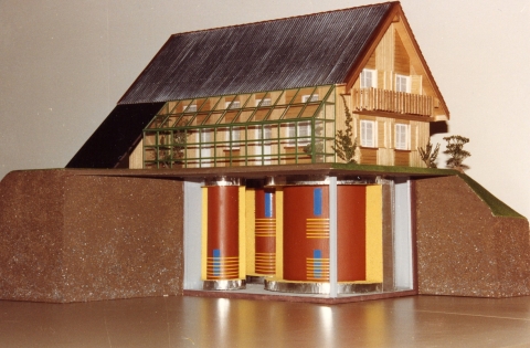 Modell Sonnenhaus, Haus mit Sonnenheizung, Speicher, Boiler und Sonnenkollektoren