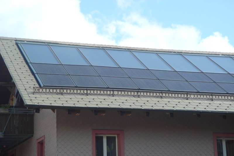 Solardach mit thermischen Sonnenkollektoren und Photovoltaikmodulen für Strom