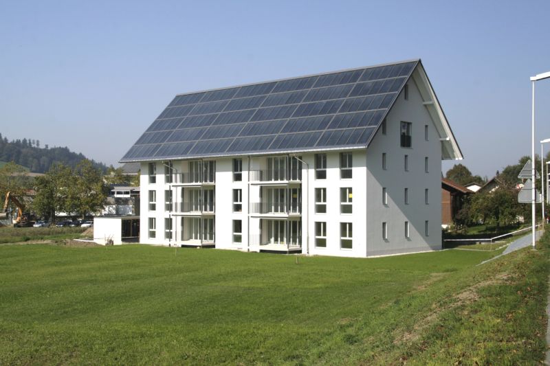 Solarmehrfamilienhaus 100% mit der Sonne beheizt