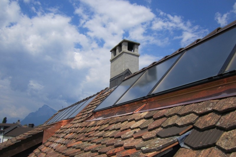Sonnenkollektoren ins Dach integriert