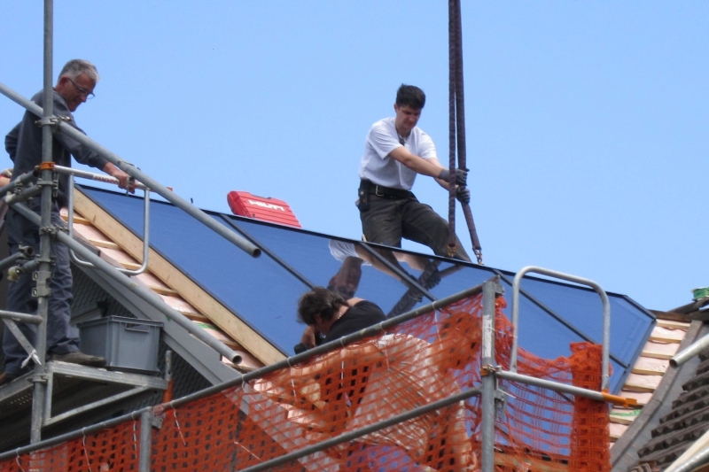 Installation thermische Kollektoren, Spezialform dem Dach angepasst