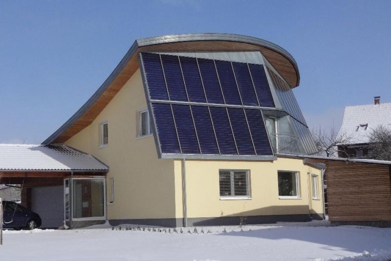 Solararchitektur mit steil geneigten Kollektoren