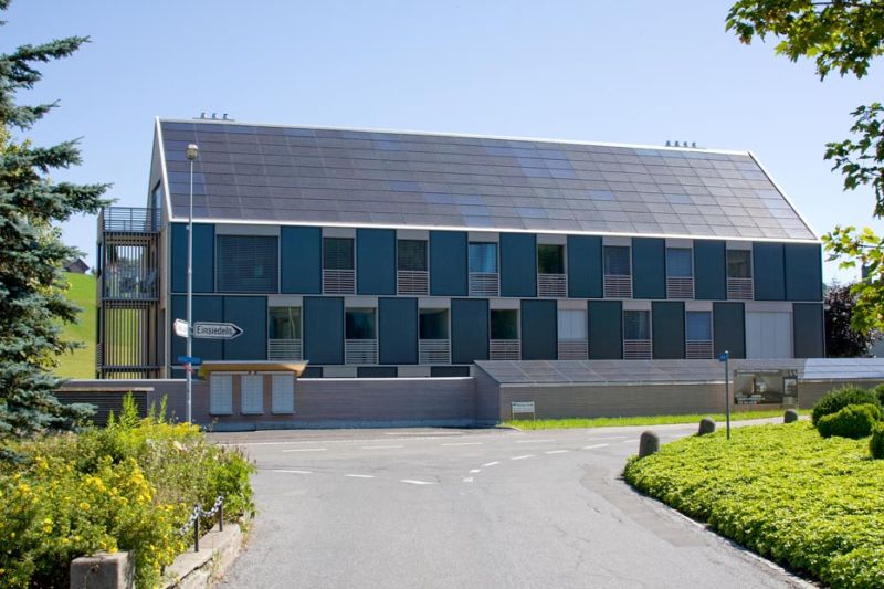 Kraftwerk Bennau, Solarthermie an den Wänden, Photovoltaik auf dem Dach