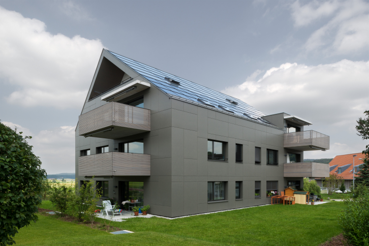Sonnen Mehrfamilienhaus in Bonstetten, Kollektoren auf dem Süddach