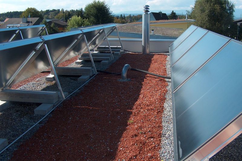 Sonnenkollektoren auf Flachdach