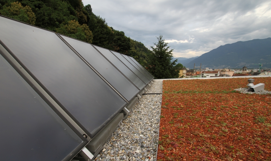 Sonnenkollektoren dürfen Bei einem Solarhaus nicht fehlen.