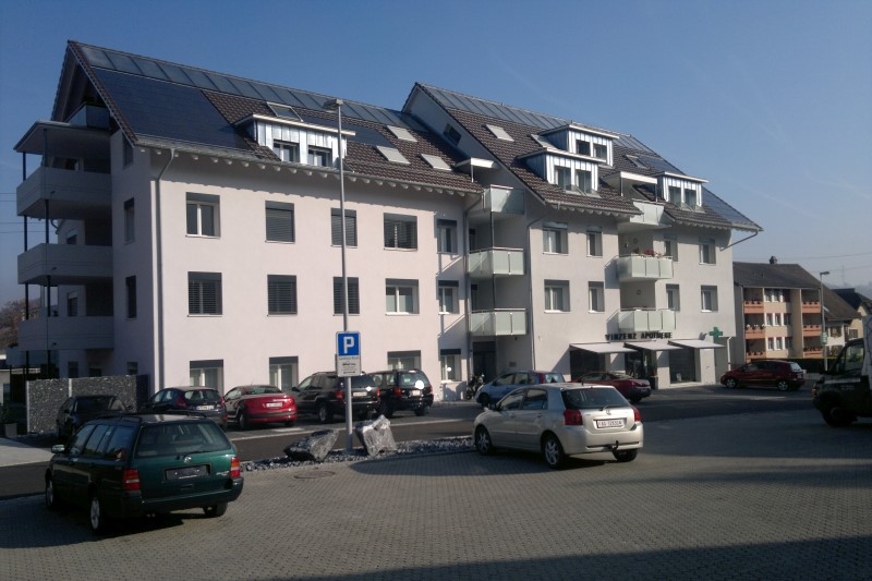 Solarmehrfamilienhaus mit thermischen Kollektoren in Eiken