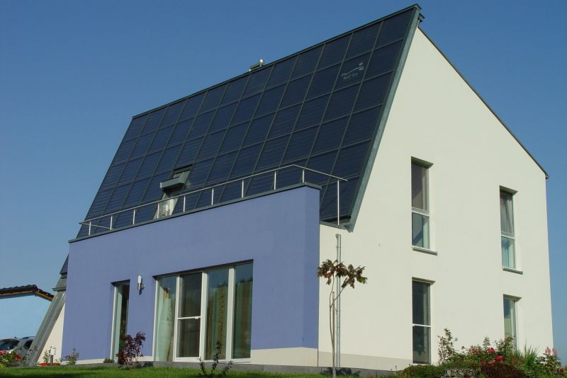 Südansicht des Energetikhaus 100, erstellt durch FASA AG, mit Swiss Solartank