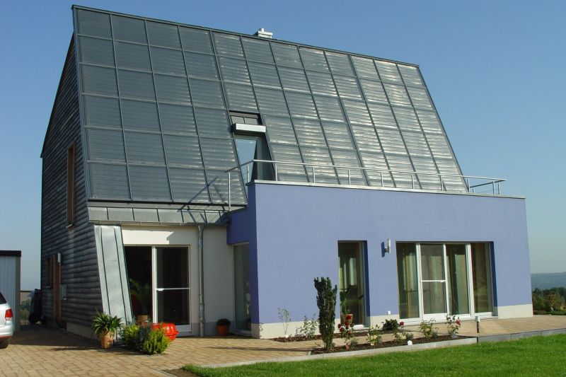 Solararchitektur Kollektoren genau nach Süden geneigt, grosse Fenster und Solarspeicher.