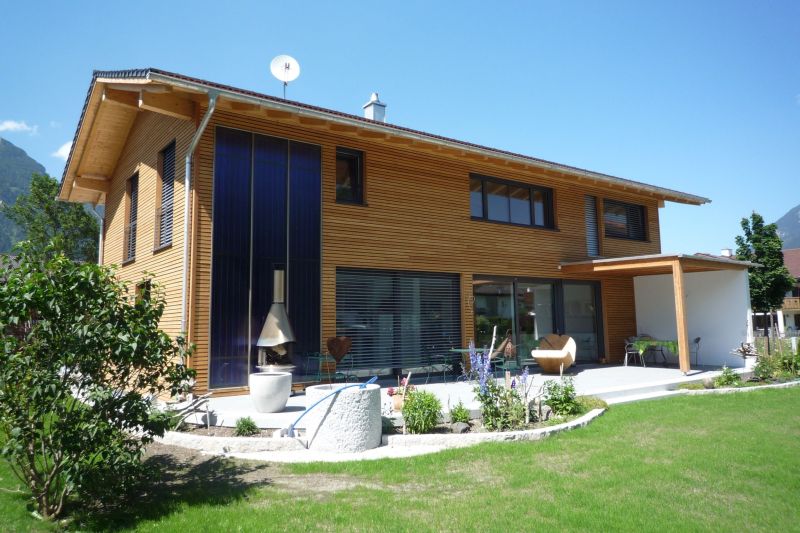 Solarfassade am Holzhaus, grosse Fenster für passive Sonnenenergienutzung