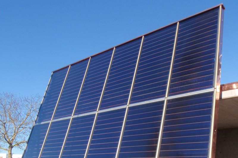 Sonnenkollektoren an der Garagenwand, optimal steil für höchstmöglichen Solarertrag im Winter
