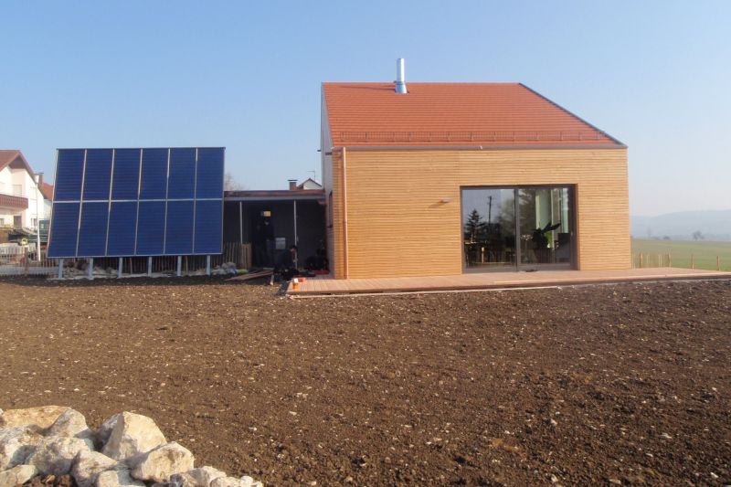 Das Wohnhaus wird mit Sonne und Holz beheizt. Die thermische Anlage hat einen ausgesprochen hohen Wirkungsgrad