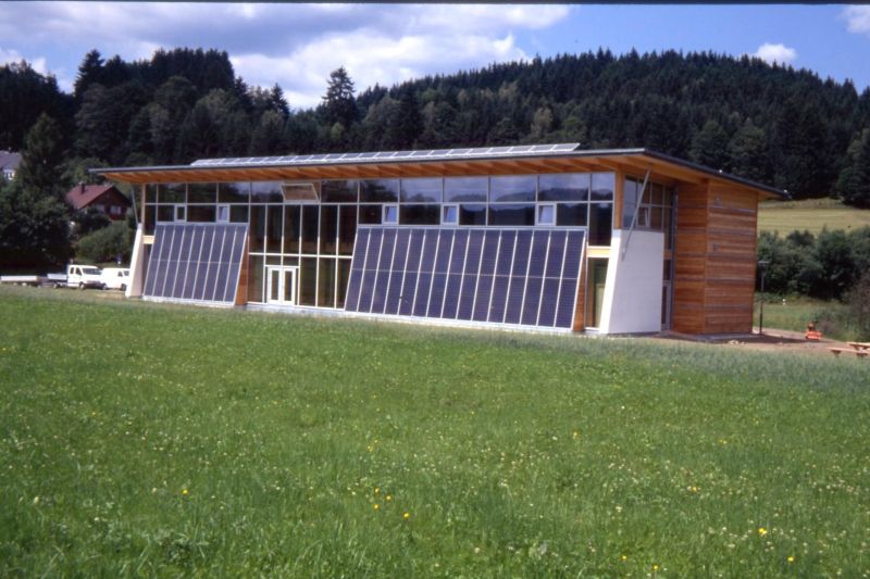 Naturparkhaus in Zwiesel mit Sonnenkollektoren an der Südfassade