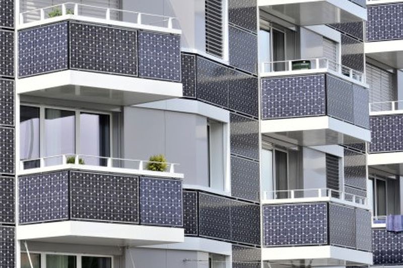 Solarzellen an der Fassade erzeugen Solarstrom