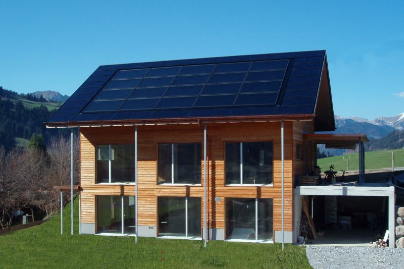 Solarkombidach thermische Sonnenkollektoren werden durch eine fotovoltaikanlage ergänzt