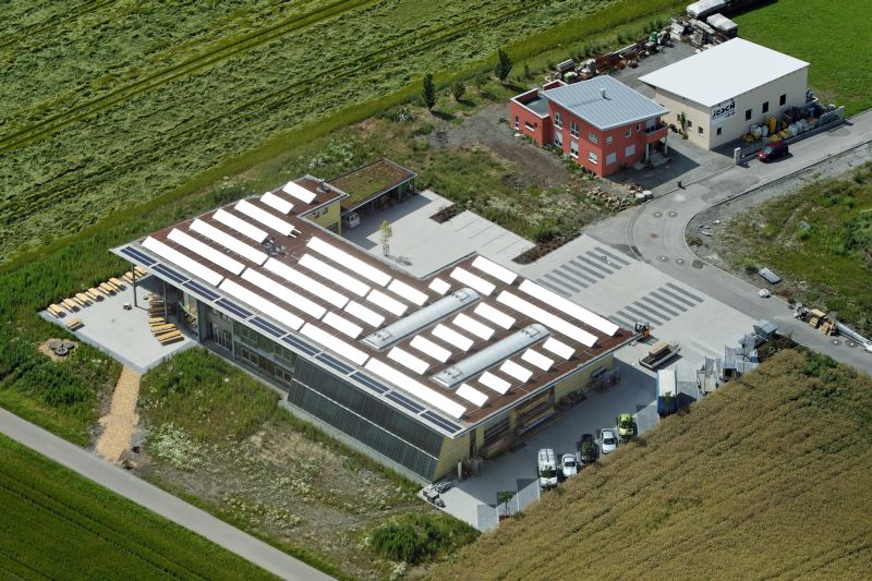 Industriegebäude und Sonnenhaus, hier wird Solare Wärme und Solarstrom produziert