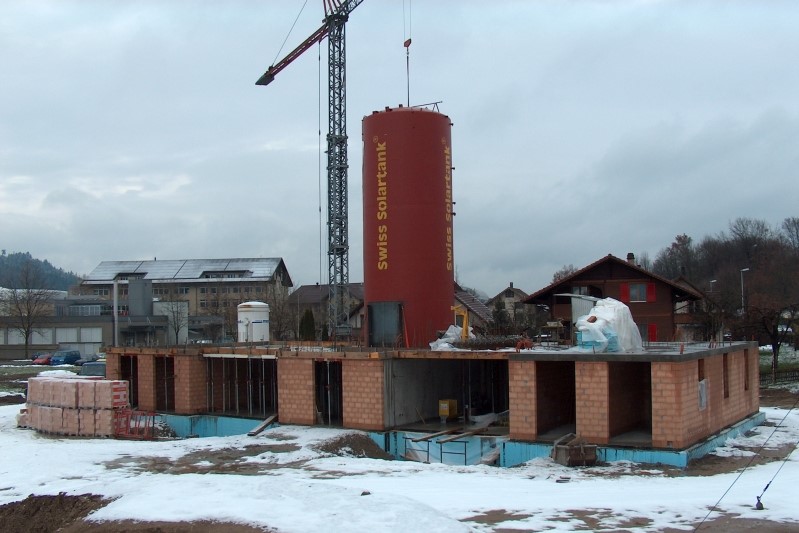 Bau Solarhaus in Oberburg, Saisonspeicher ist bereits platziert