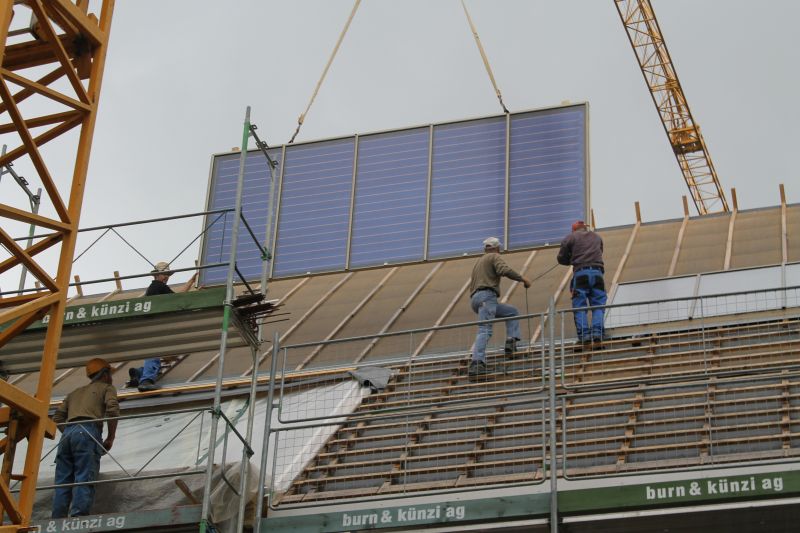 Installation von grossflächenkollektoren auf solarmehrfamilienhaus