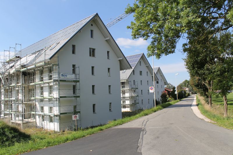 Drei Solarmehrfamilienhäuser