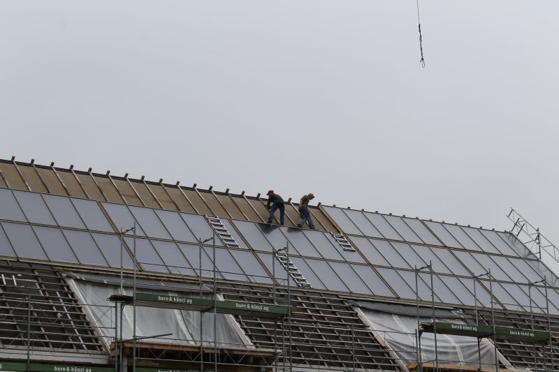 Installation der Grossflächenkollekoren auf Dach, gute Qualität, solides Handwerk, geld bleibt hier