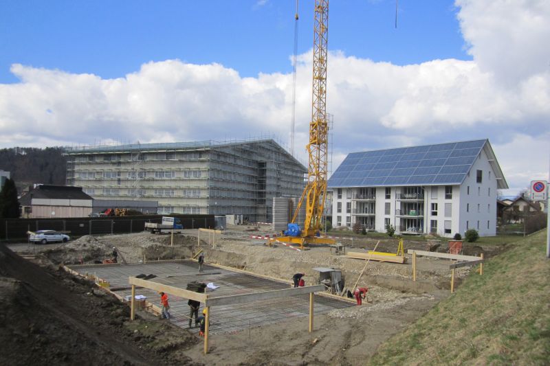 Paralleler Bau von zwei Solarmehrfamilienhäuser in Oberburg BE
