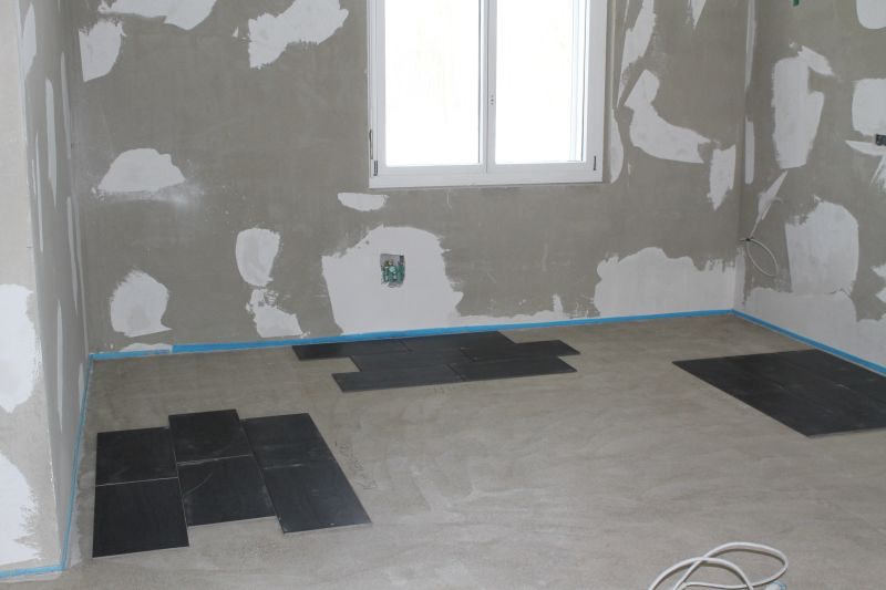 Bodenplatten für Küche und Nasszellen in Solarmehrfamilienhaus