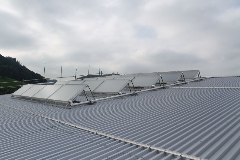 Sonnenkollektoren auf Werkstatt von Jenni Energietechnik AG