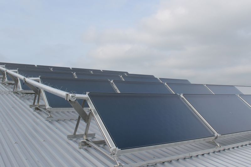 Sonnenkollektoren produziern Wärme für die Fabrikation von Solarspeichern