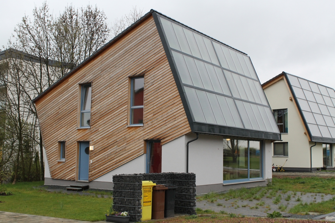 Energetikhaus in verschieden Variationen, konsequente anwendung von Solararchitektur