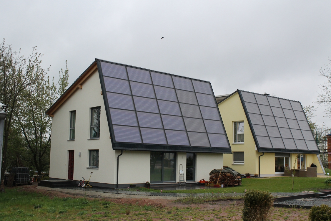 FASA AG prägt den Standard für Solares Bauen, grosse Kollektorflächen im Süden, ein Wassertank als Energiespeicher im Haus.