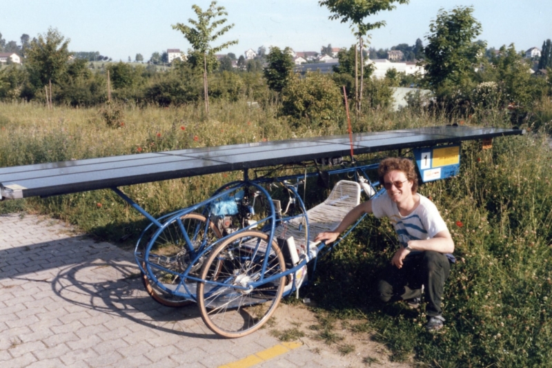 Erwin Jenni mit seinem Solarmobil an der tour de sol