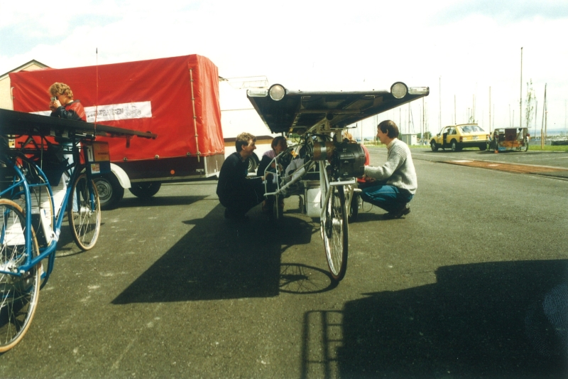 Teambesprechung ums Solarmobil an der tour de Sol 1985
