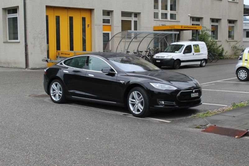 Tesla Elektroauto mit Strom unterwegs